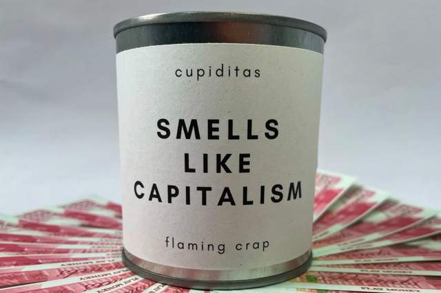 В Великобритании создали свечу с запахом проблем богатых людей